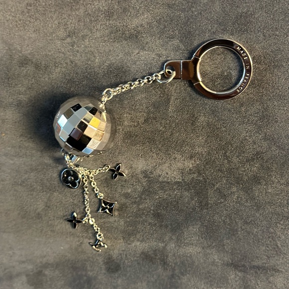 LOUIS VUITTON
Disco Ball Key Ring Key Chain Silver - Picture 1 of 6